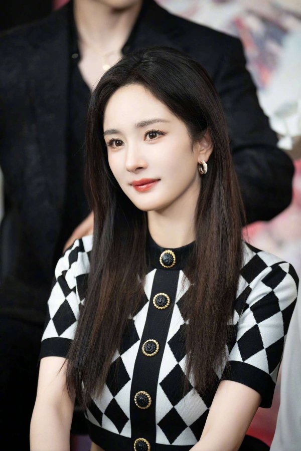 短线配资网 杨幂黑长直火上热搜！头发长到肚脐眼，普通人留同款要注意啥？